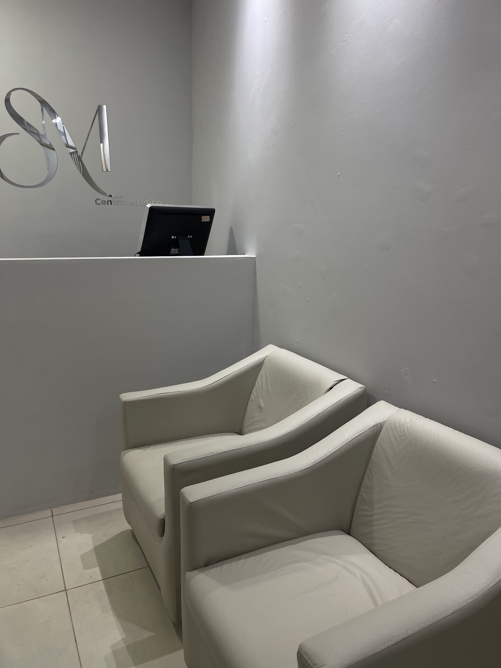 Sala de atendimento da Clínica SM Centro Estético, em Taguatinga, Brasília