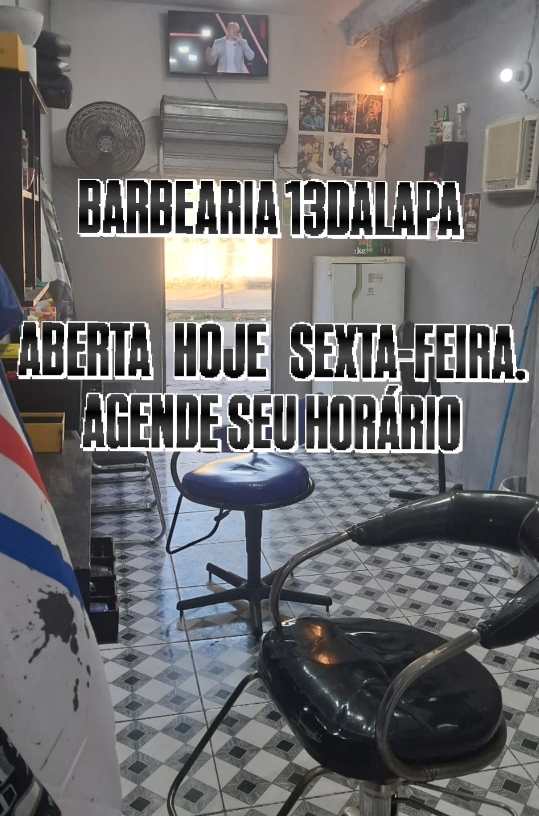 Detalhe do salão da Barbearia 13 da Lapa em Senador Camará, RJ