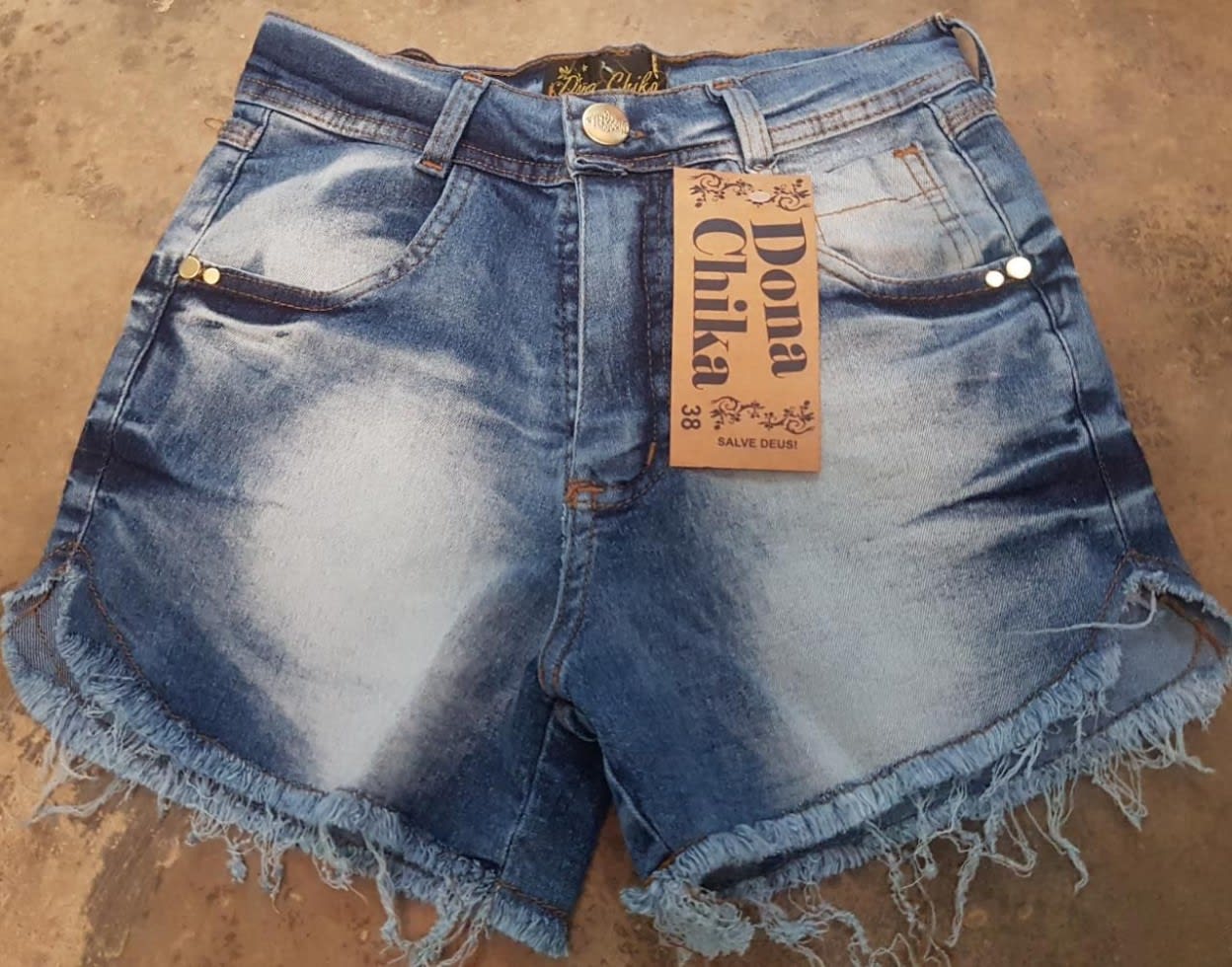 Variedade de roupas no estoque da fábrica em Santa Cruz do Capibaribe