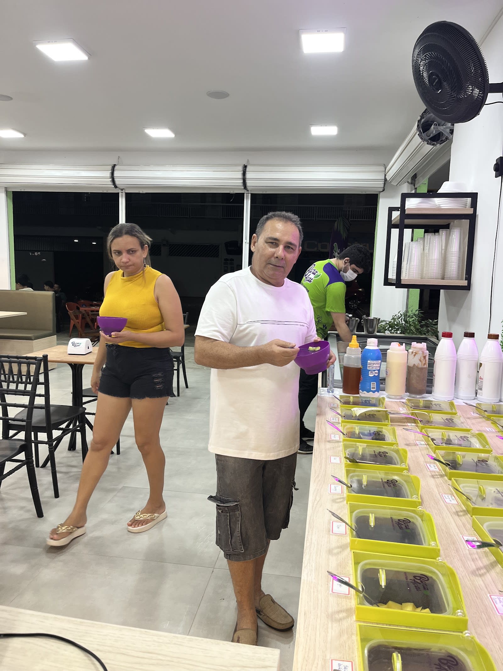 Detalhe do atendimento na Bora Açaí, em Parnaíba (PI)