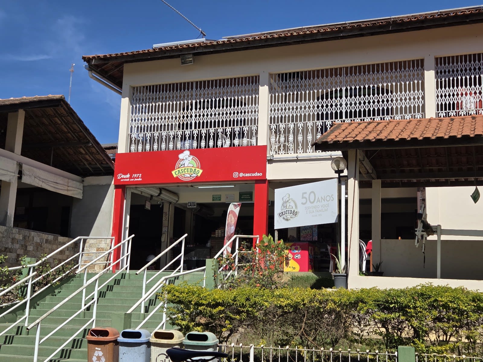 Detalhe do atendimento e da comida do Restaurante Cascudão, em Itaperuna (RJ)