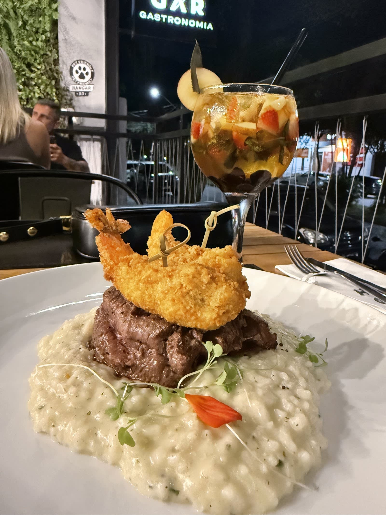 Prato bem servido com decoração impecável no Hangar Gastronomia