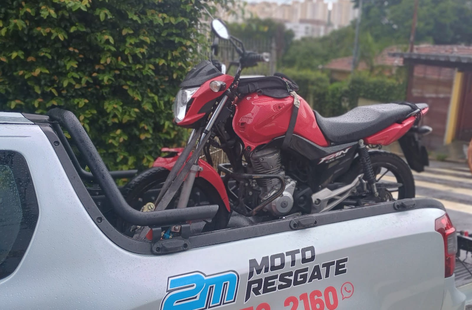 Moto sendo preparada para o transporte pela 2M Moto Resgate, em São Paulo