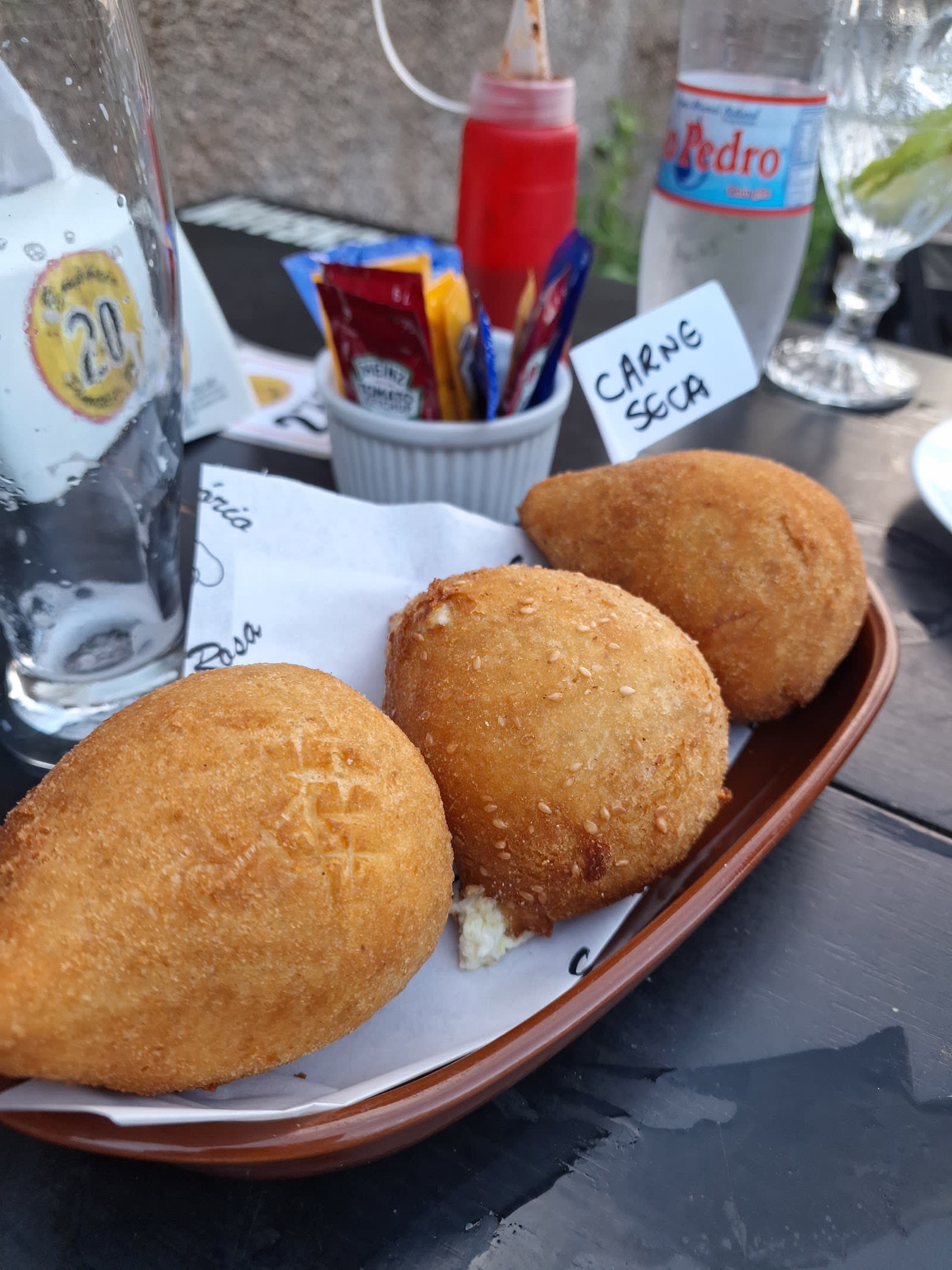 Coxinhas artesanais em bandeja, Empório Pimenta Rosa