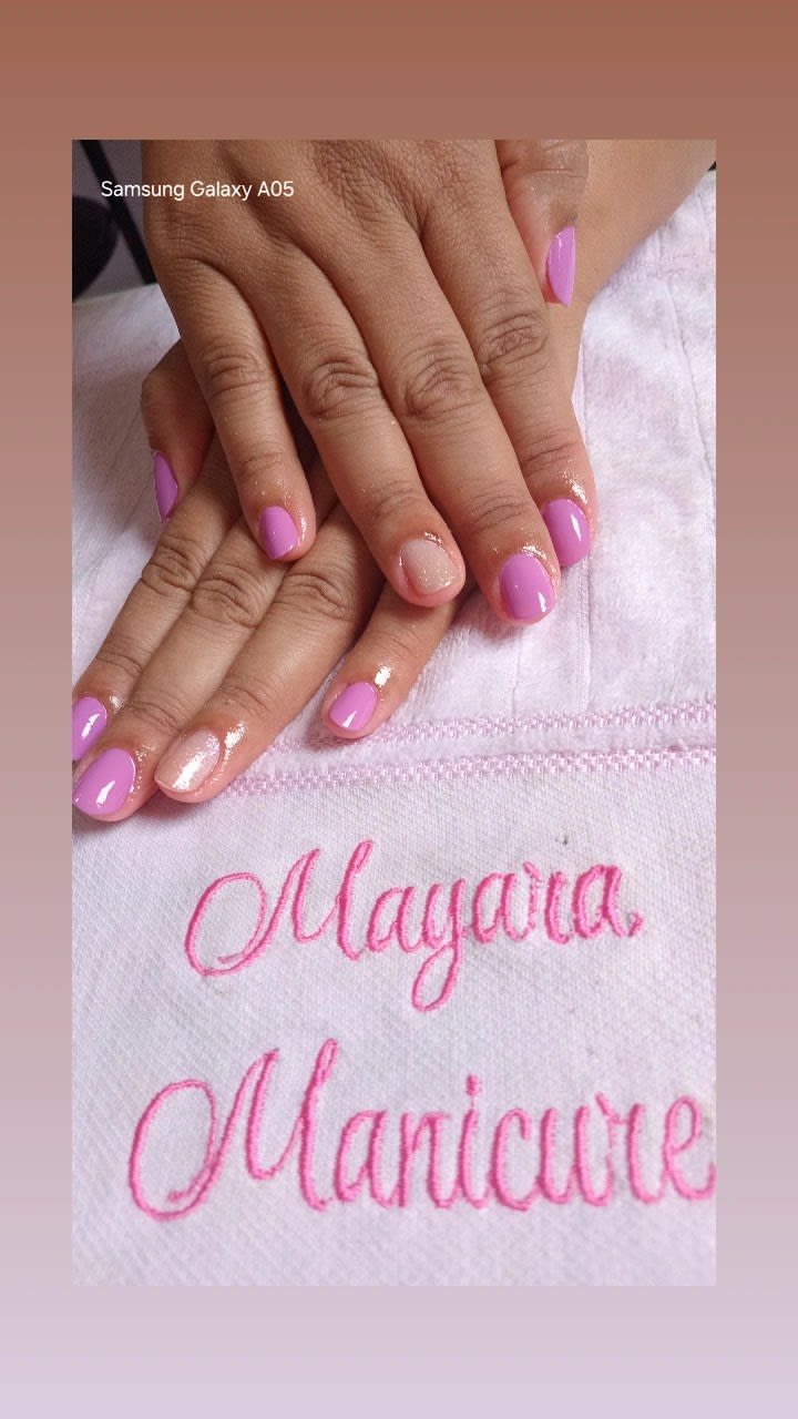 Mãos com unhas prontas no Studio Maya Nails Ateliê, em Santo André