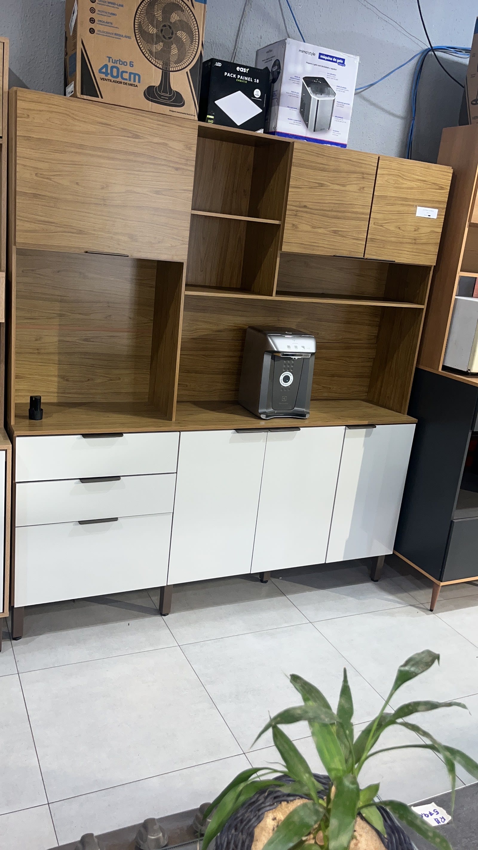 Móveis expostos para venda na Itaubas Móveis, em Sinop (MT)