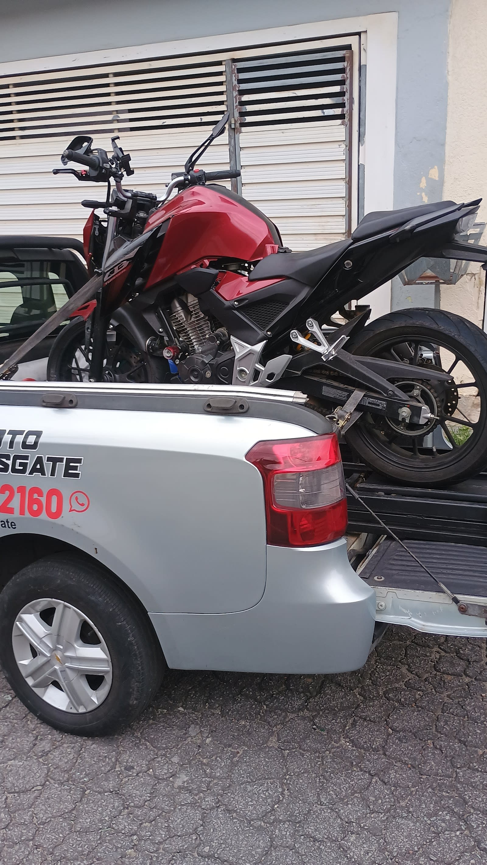 Atendimento de guincho para moto durante o dia em São Paulo