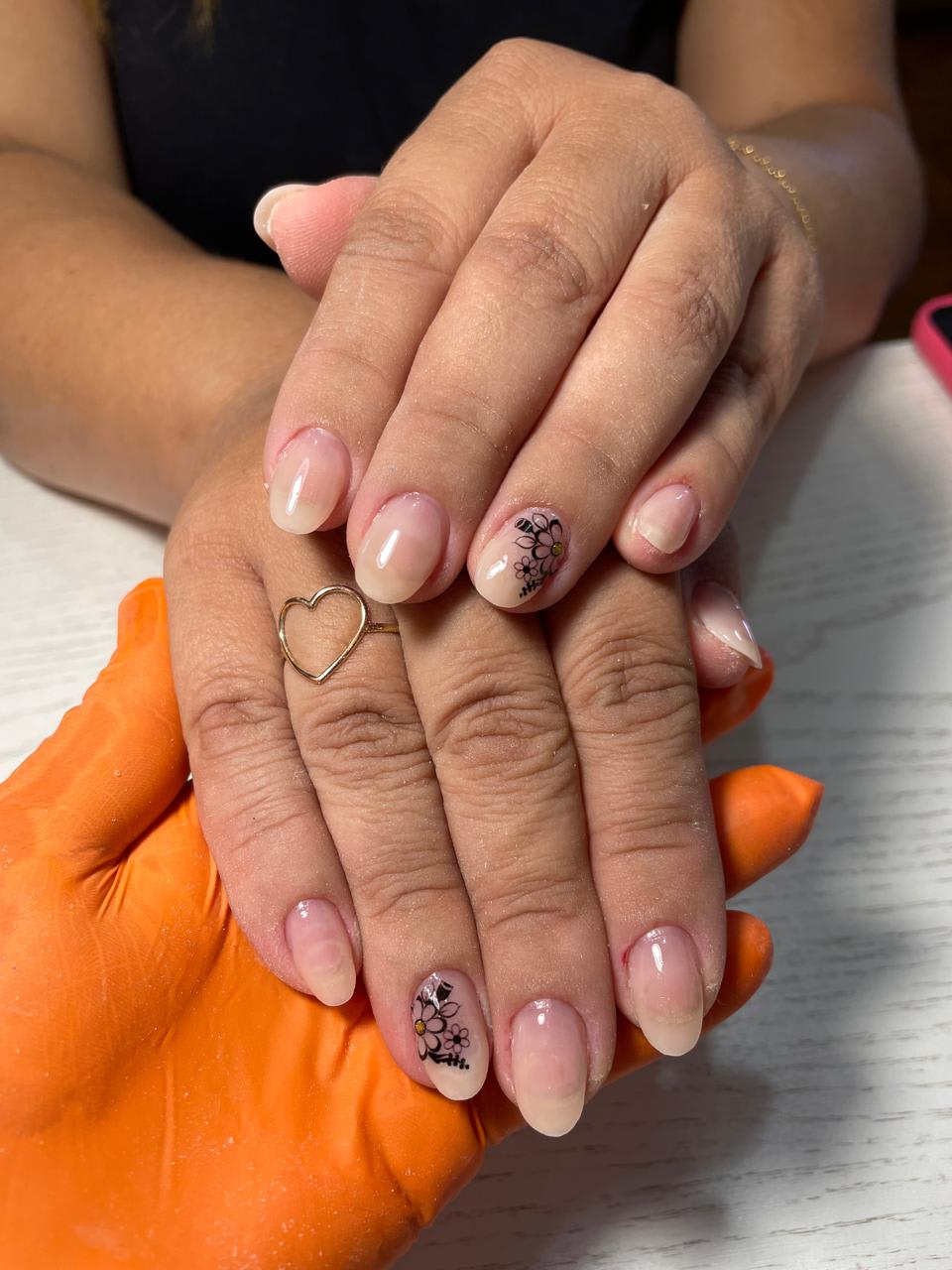 Esmaltação e acabamento de unhas feitos por Karla Palhares, Contagem