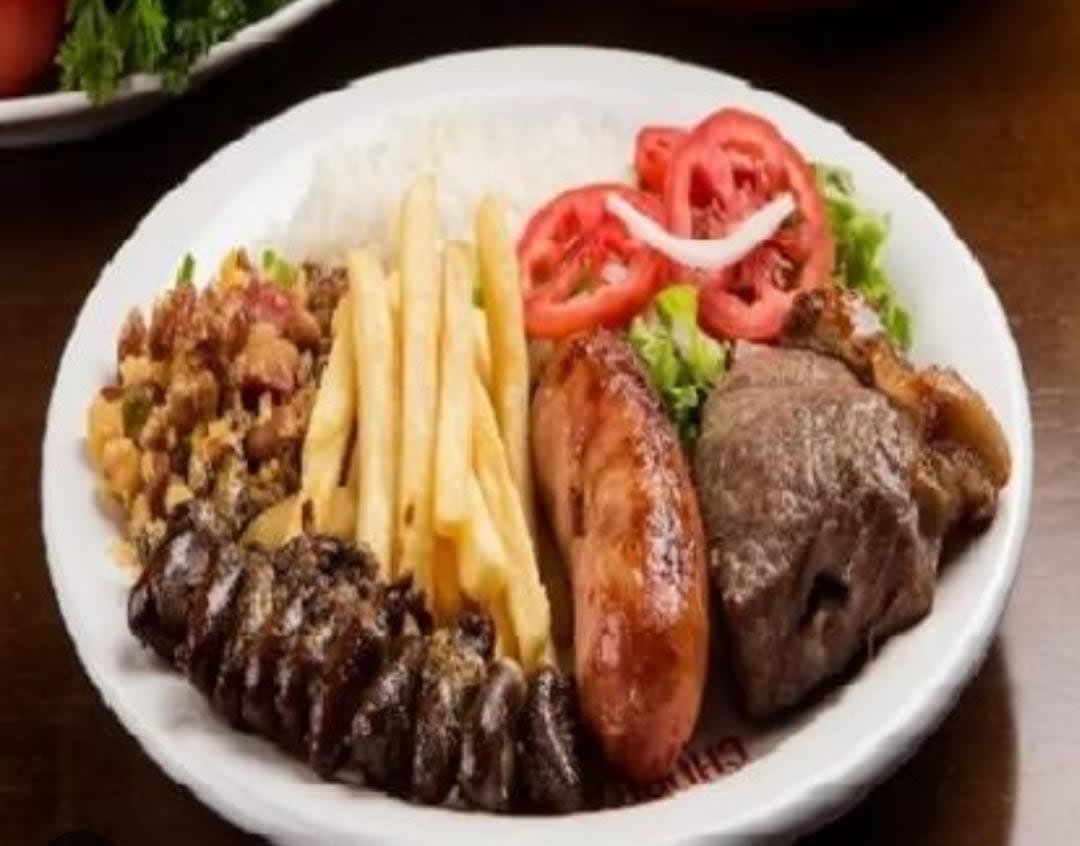 Porção farta servida no Restaurante Império, no Parque Maria Helena, Guarulhos