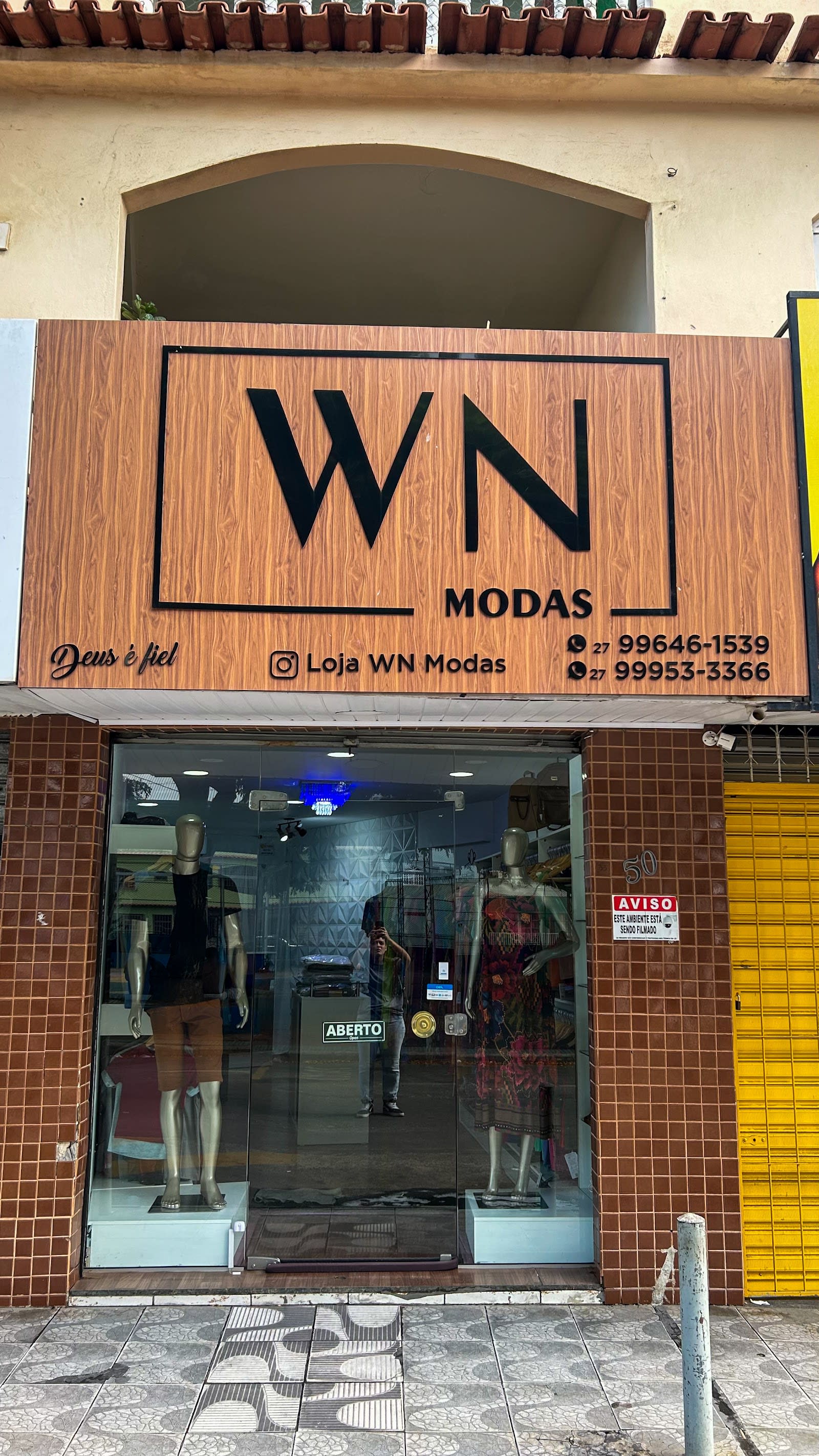 Detalhe de roupas expostas na WN Modas, loja de moda em Cariacica, ES