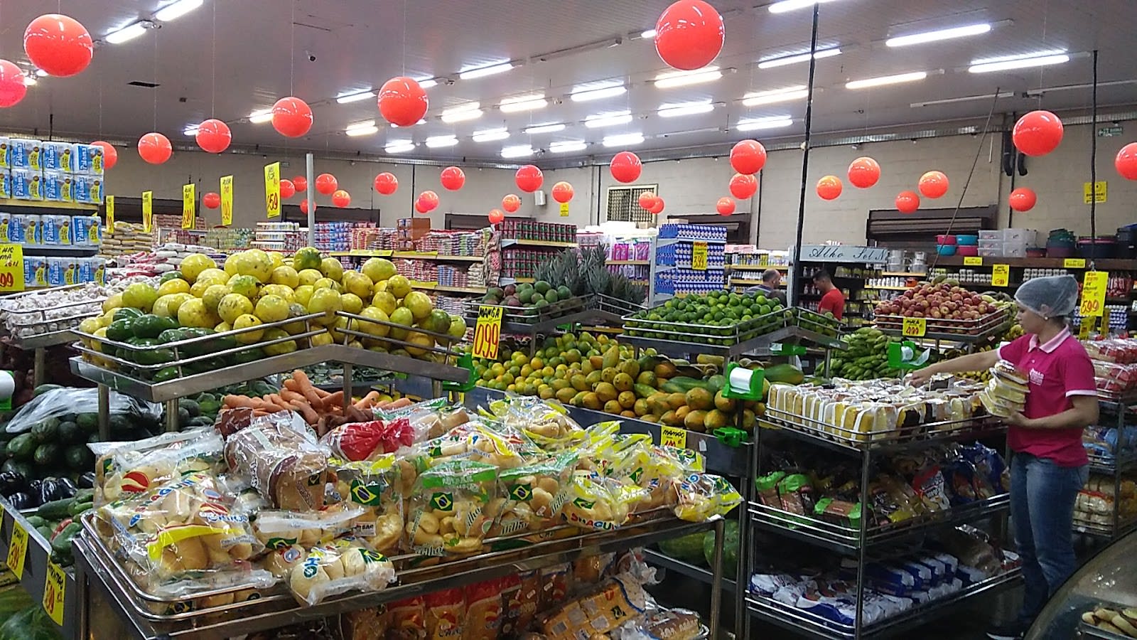 Seção de produtos do Supermercado Diegão