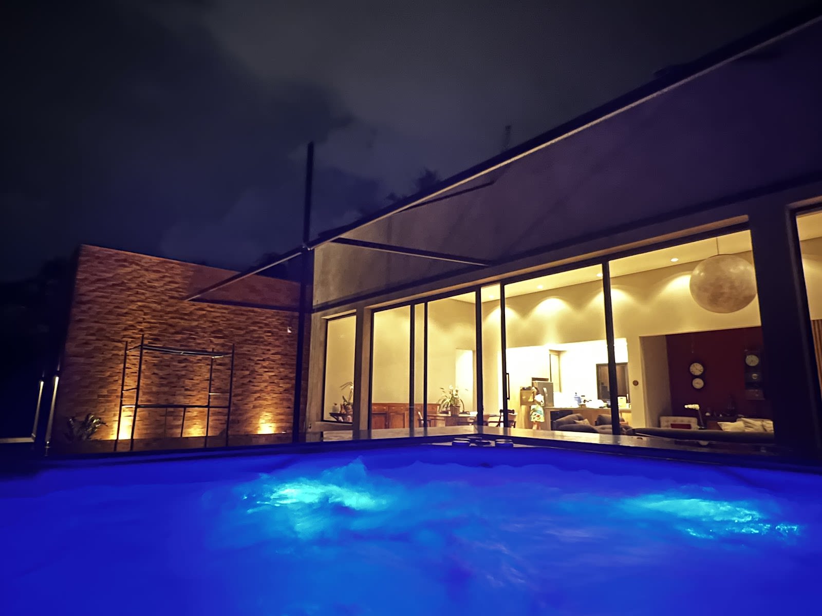 Ambiente com madeira e luz natural, projeto Adriano Mendonça Arquitetura, Campinas