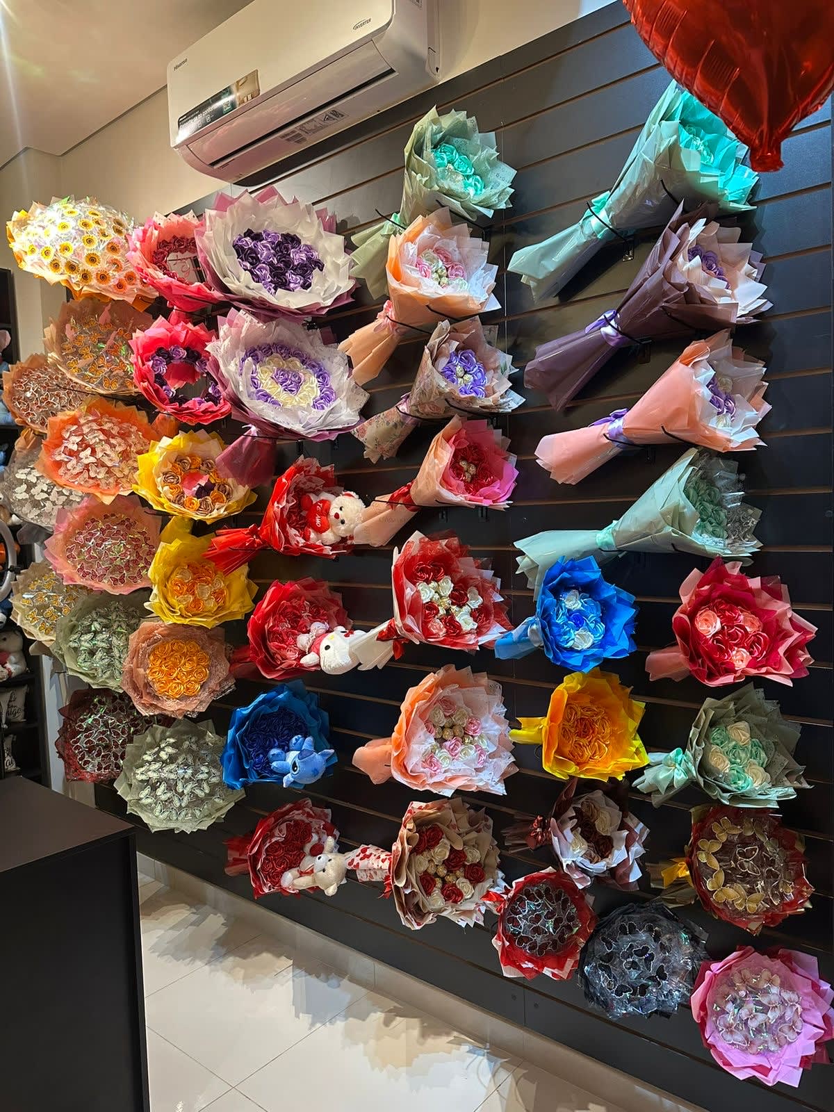 Detalhe de fitas e acabamento dos buquês da Buquê Eterno, em Campo Grande - MS