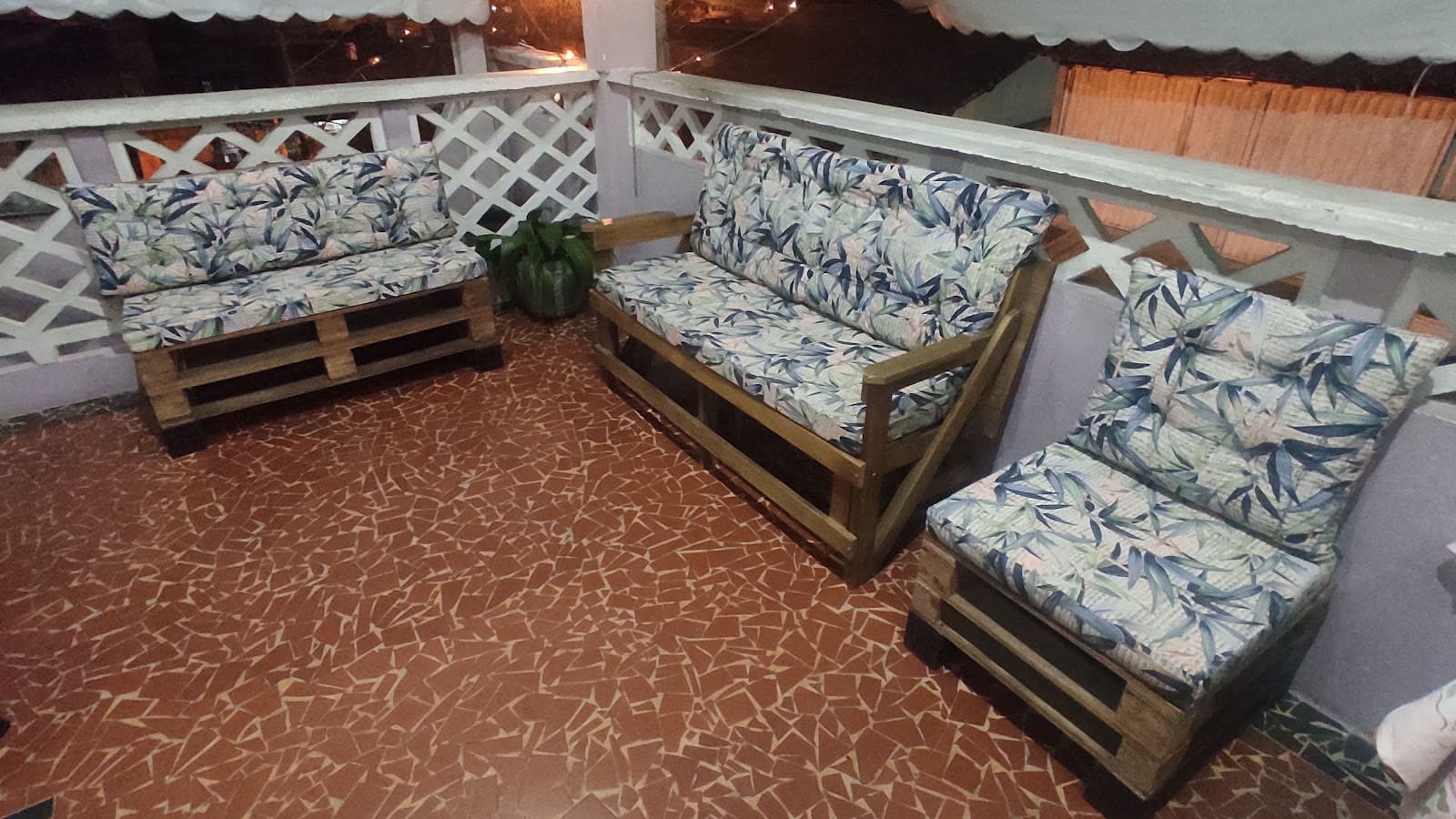 Ambiente da W.A Estofados com estofados em exposição, em São Gonçalo – RJ