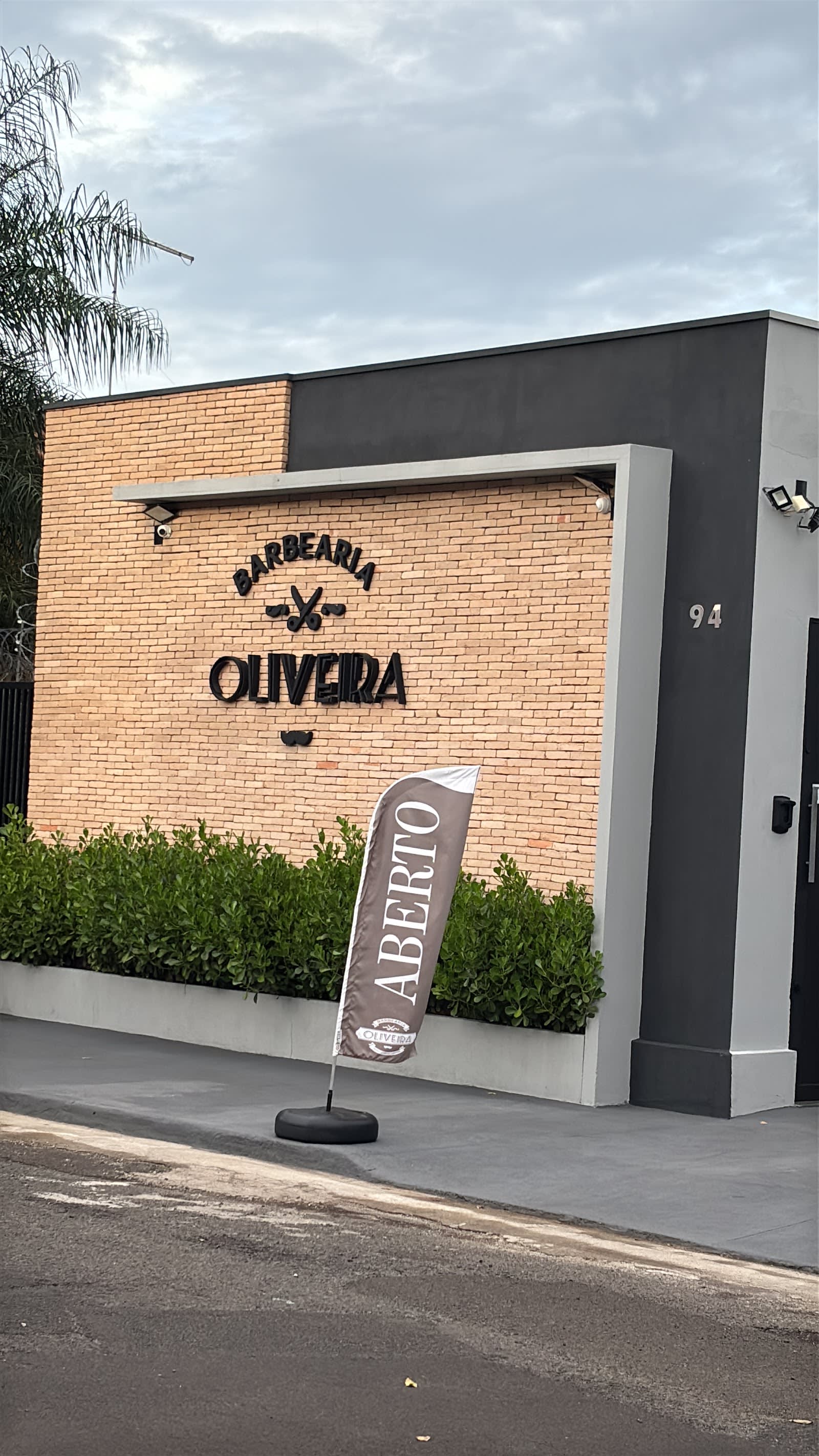 Interior da Barbearia Oliveira em Araçatuba com decoração moderna