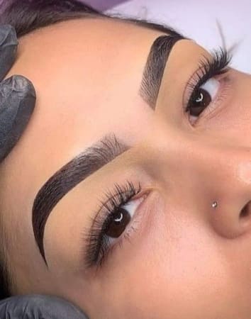 Momento de atendimento na Adri Moraes Estética, em São José - SC