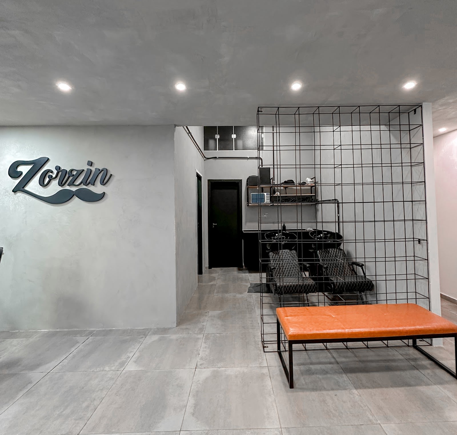 Profissional da Barbearia Zorzin finalizando corte