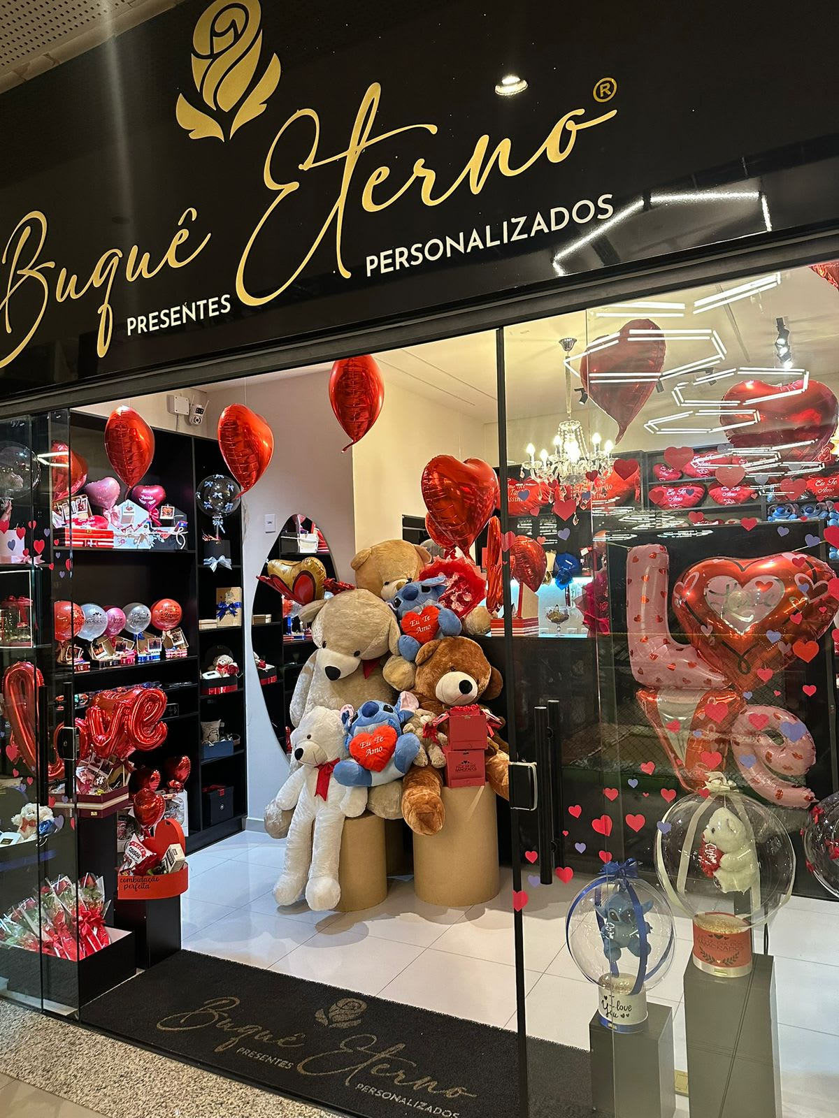 Vitrine de buquês e presentes personalizados da Buquê Eterno, em Campo Grande - MS