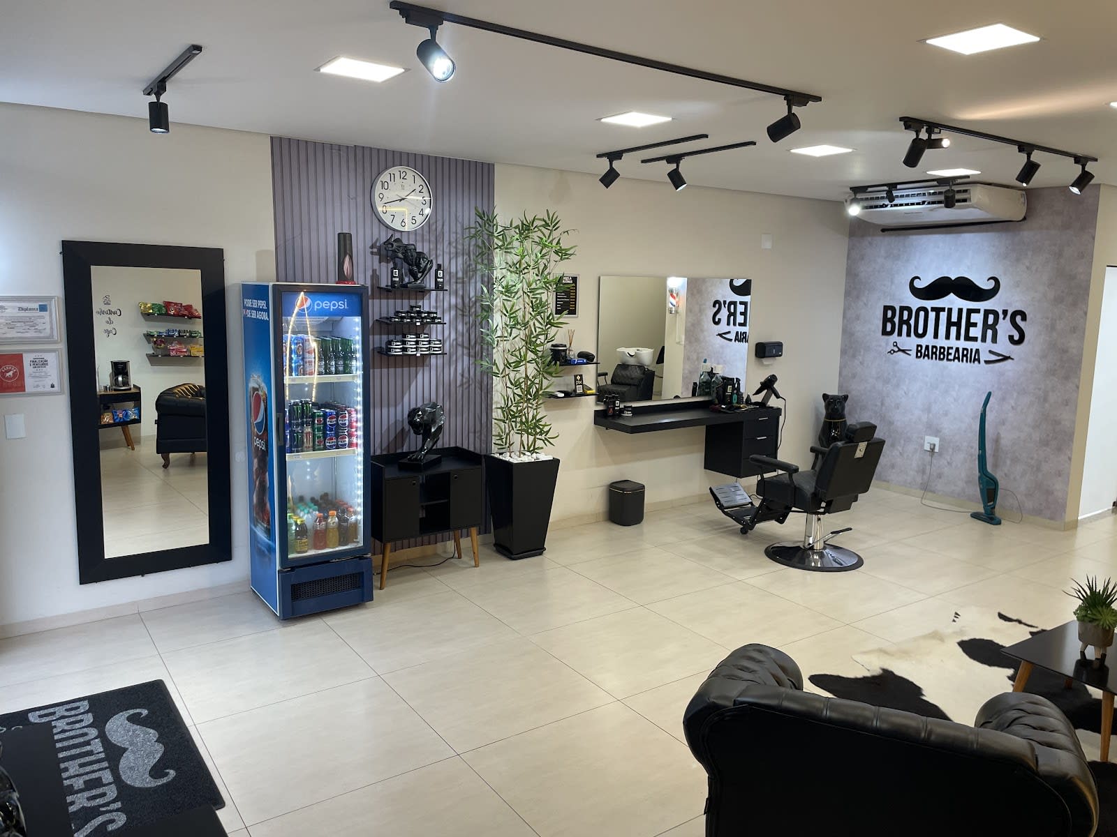 Detalhe de atendimento na Brother's Barbearia em Bariri, SP