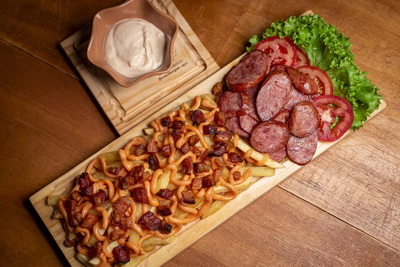 Hambúrguer artesanal com queijo derretido, Snack Burguer Apuí