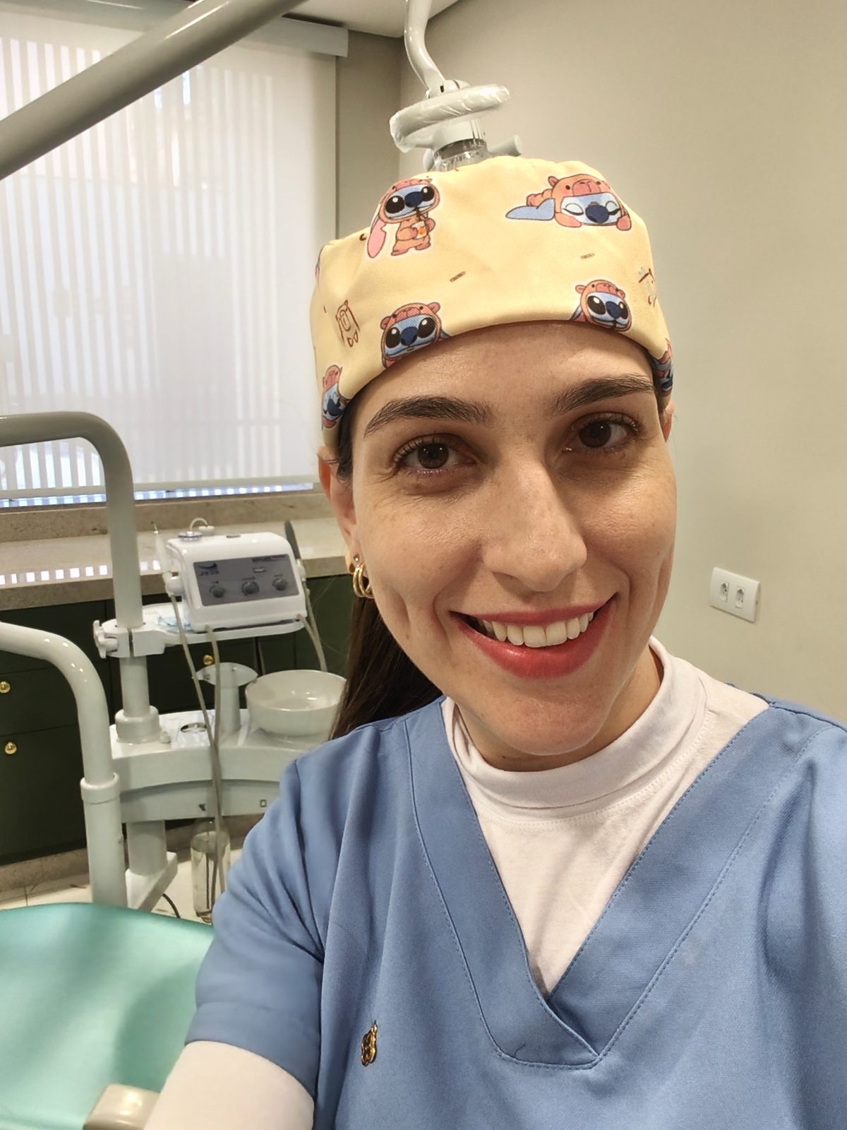 Dentista Rebeca Granado em atendimento
