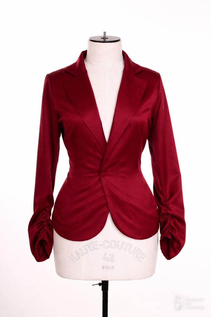 Red satin blazer with ruched sleeves - Noqoush Academy jacket course