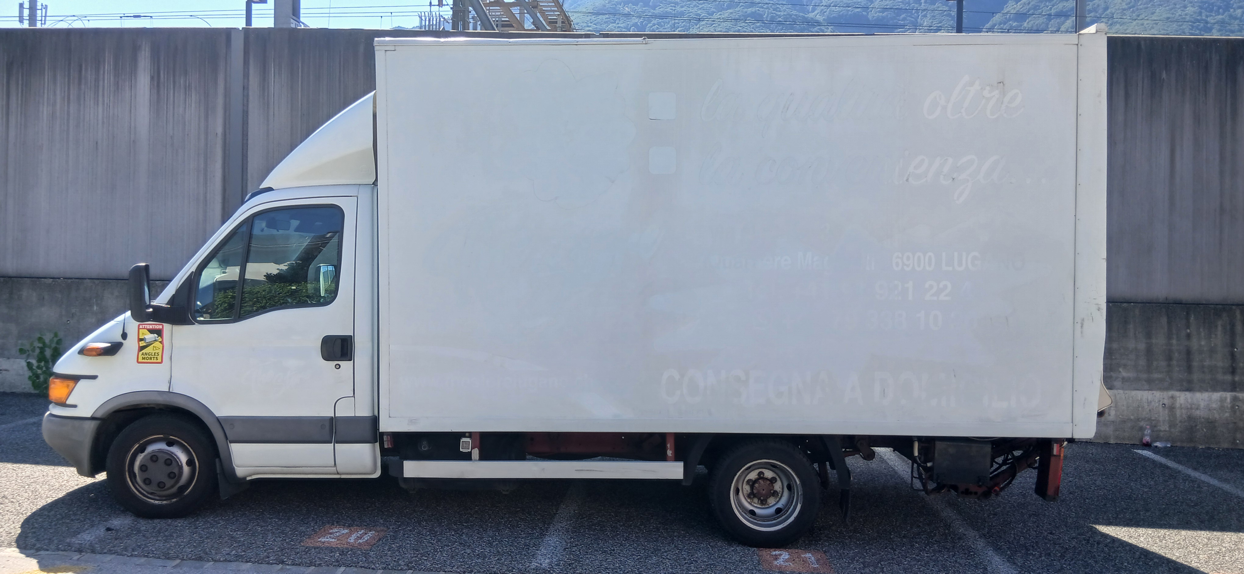 Furgone Iveco 35 Daily 3 posti con sponda idraulica, Cat. B