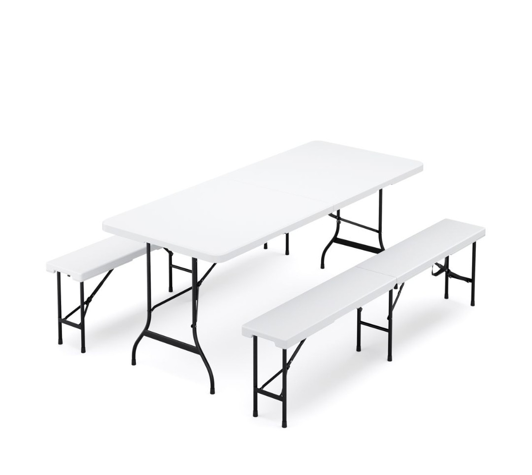 Tavolo e panchine di plastica