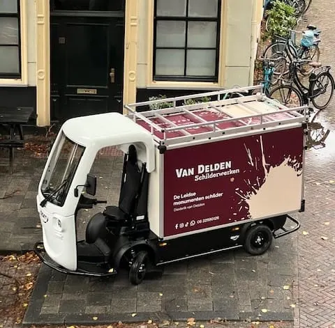 Ambachtsman die met precisie verf mengt