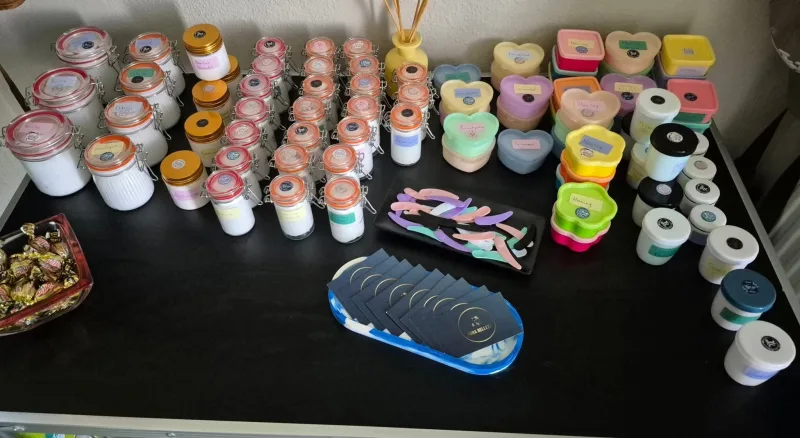 Natuurlijke huidverzorgingsproducten op een plank