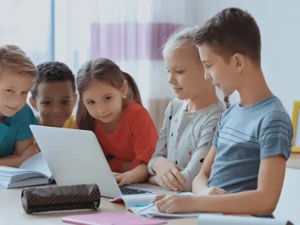 Kinderen leren met laptops, dankzij de samenwerking met Digidromen