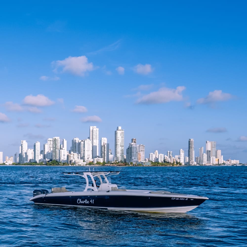 Lancha Charlie con la ciudad de Cartagena de fondo