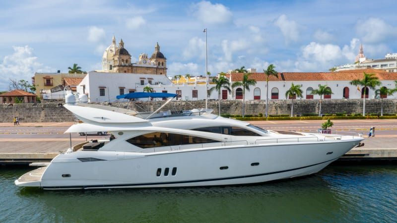 Yate Marlet frente a la ciudad amurallada de Cartagena