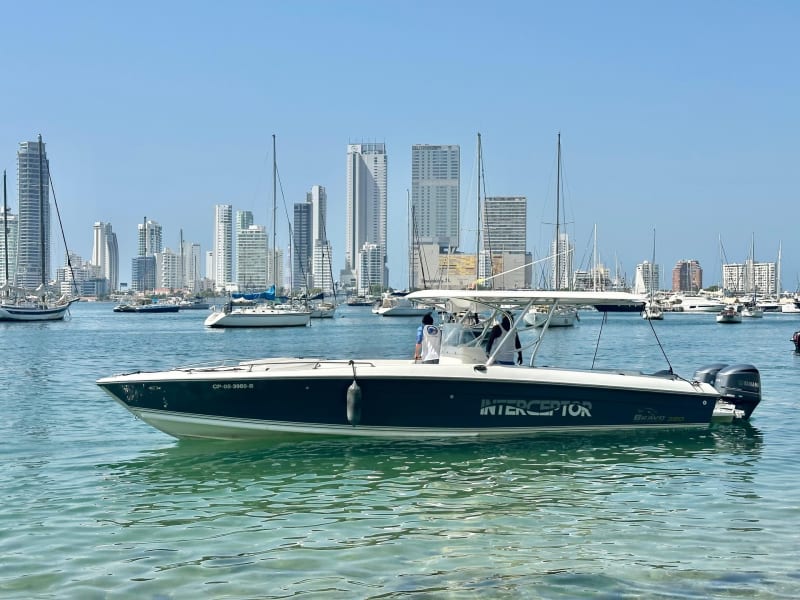 Lancha Interceptor en Cartagena, hasta 16 personas, sale del Club Náutico