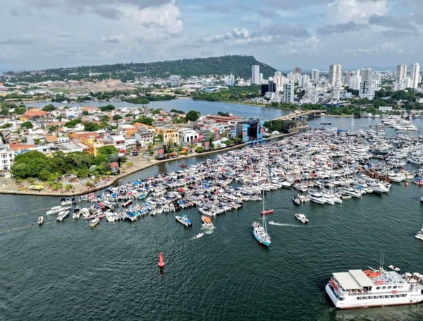 La bahÃa de Cartagena llena de embarcaciones durante el Festival Náutico, vista desde el aire