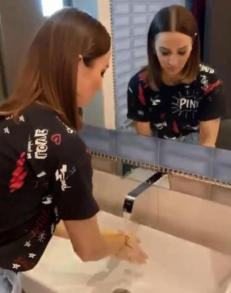 Да здравствует мыло душистое! Лера Кудрявцева приняла участие в звездном флешмобе против коронавируса