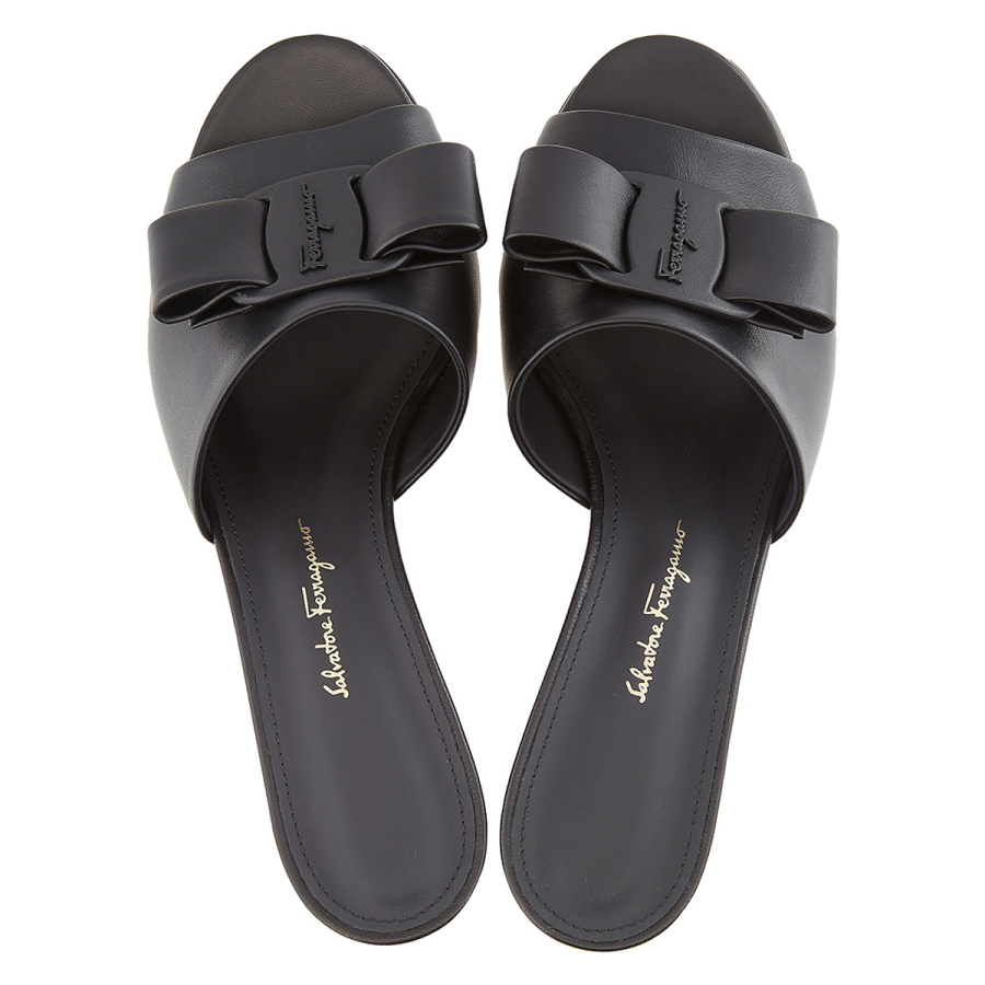 FERRAGAMO フェミニン 大人の夏サンダルはセールで探す！