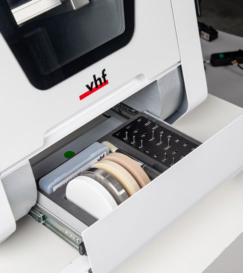 ה־ +K5 מחמשת הצירים ממחלקת ה־PERFORMANCE של vhf מעניקה לך עוצמה נוספת לכל עבודות הכרסום היבש במעבדה הדנטלית. ציר חזק בהספק 820W מאפשר לך לעבוד ללא פשרות גם בעיבוד חומרים קשים כמו קובלט־כרום.