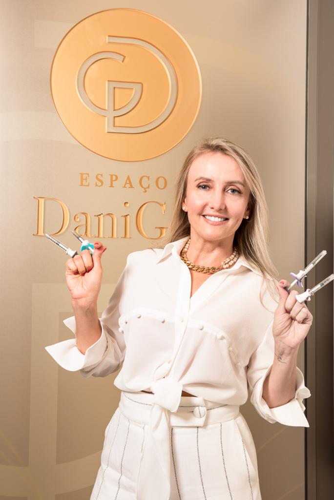 Dra. Dani Goe CRM SC 8908 realizando consulta no consultório Trindade