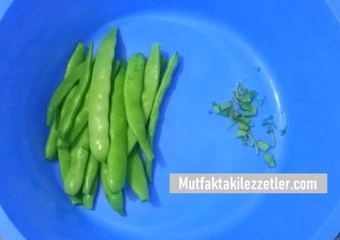Taze fasulyelerin uç ve arka kısımlarının temizlenmesi