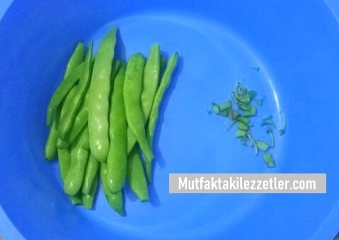 Taze fasulyelerin uç ve arka kısımlarının temizlenmesi
