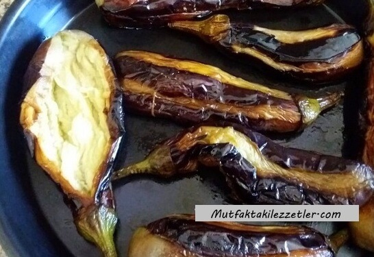 Fırında karnıyarık yemeği için kızartılmış patlıcanlar