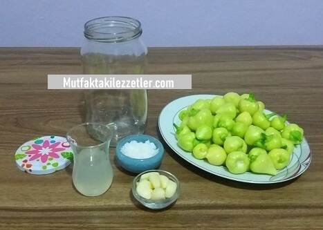 Tombul acı biber turşusu malzemeleri