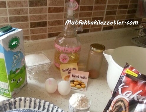 Tart kalıbında muhallebili kek malzemeleri
