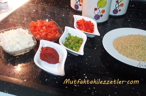 Domatesli bulgur pilavı malzemeleri