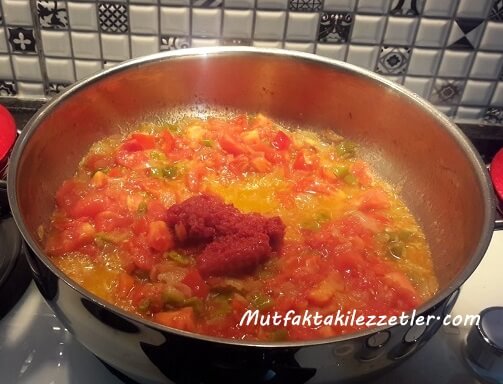 Domatesli, soğanlı, biberli, salçalı buldur pilavı tarifi
