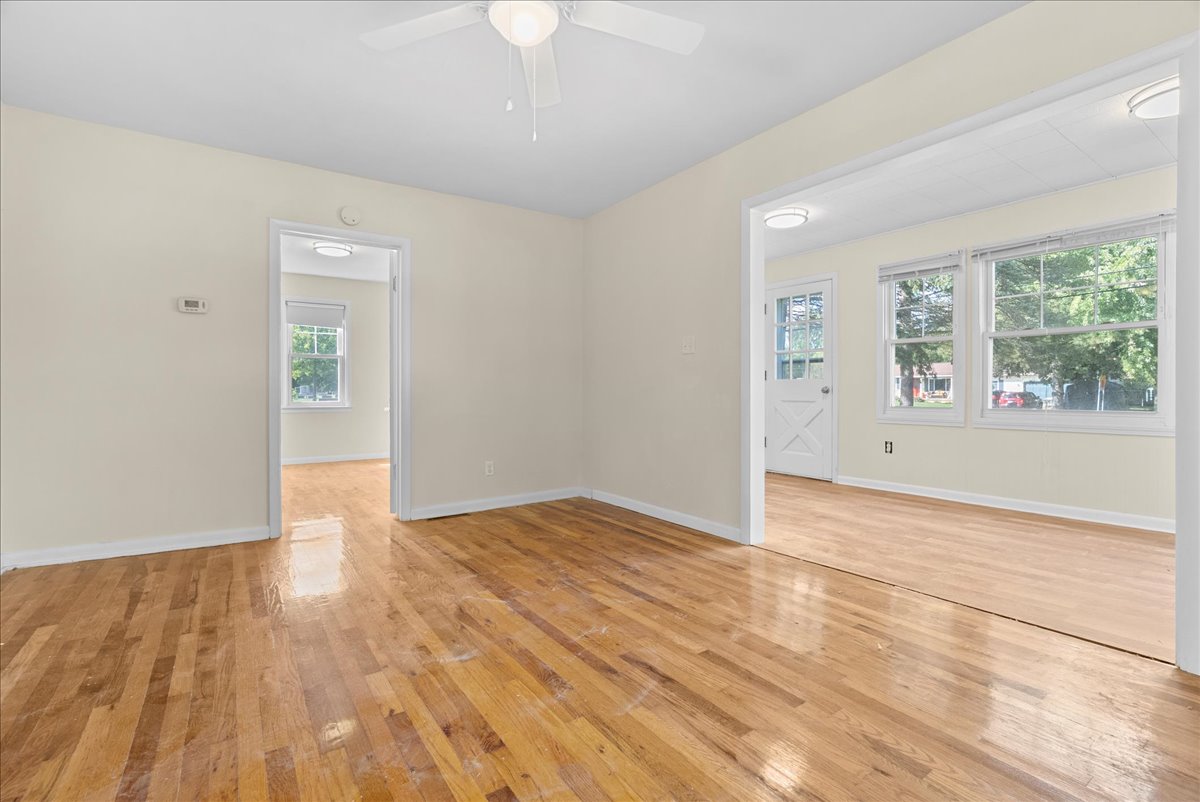 Living room at 10101 Carpenter Rd Flushing MI