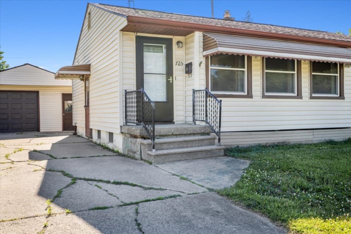 725 Woodbine Drive, Fenton MI