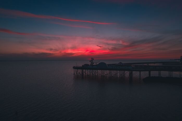 pier ao entardecer ceu laranja