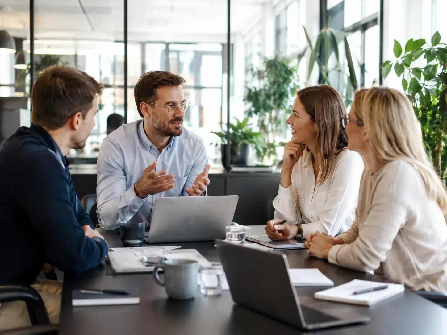 Blitz Leihen Team bei einer Besprechung im Büro